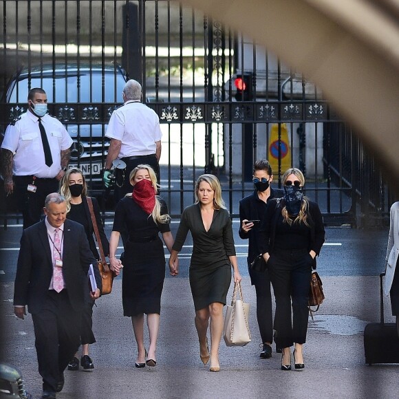 Amber Heard, avec son avocate, sa soeur et sa compagne Bianca Butti, à son arrivée à la cour royale de justice à Londres, pour être entendue dans le procès intenté par son ex-mari J.Depp pour diffamation contre le magazine The Sun Newspaper. Le 7 juillet 2020