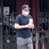 Exclusif - Jesse Tyler Ferguson est allé acheter deux cafés à emporter chez "Blue Bottle Coffee" dans la matinée, le jour de la fête des pères à Los Feliz, Los Angeles, le 21 juin 2020.