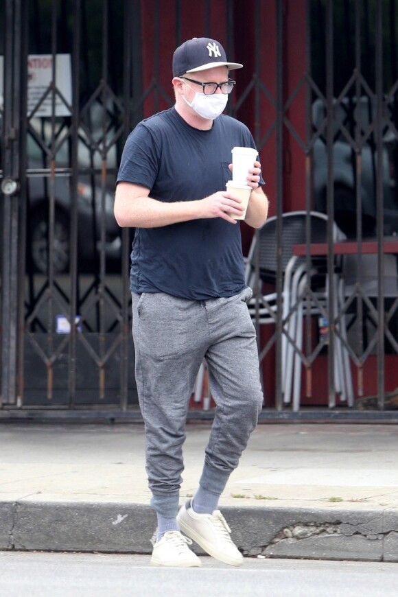 Exclusif - Jesse Tyler Ferguson est allé acheter deux cafés à emporter chez "Blue Bottle Coffee" dans la matinée, le jour de la fête des pères à Los Feliz, Los Angeles, le 21 juin 2020.