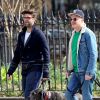 Exclusif - Jesse Tyler Ferguson se rend dans un parc pour chiens à New York avec son mari Justin Mikita. Le 16 mars 2020.
