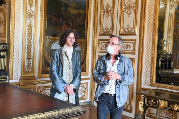 Thomas Solivéres et Alain Tasma - Tournage de la série télévisée "Les Aventures du jeune Voltaire" au Château de Chantilly, le 7 juillet 2020. © Coadic Guirec/Bestimage