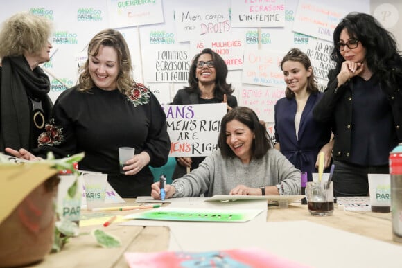 La maire de Paris, Anne Hidalgo organise un atelier de mobilisation en amont de la manifestation féministe "On arrête Toutes", accompagné de Yamina Benguigui et Audrey Pulvar, dans sonn local de campagne, Paris, le 8 mars 2020. © Stéphane Lemouton/Bestimage