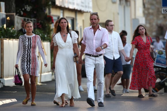 Andrea Casiraghi et sa femme Tatiana Santo Domingo se baladent main dans la main dans les rues de Saint-Tropez le 9 juillet 2020.