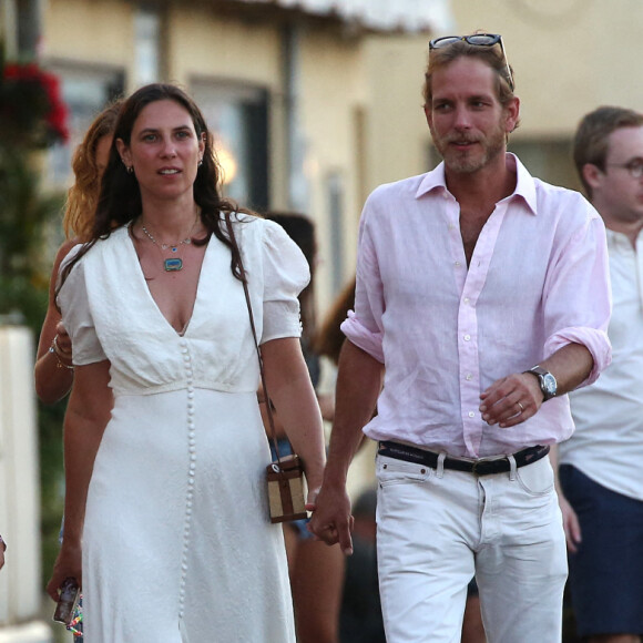 Andrea Casiraghi et sa femme Tatiana Santo Domingo se baladent main dans la main dans les rues de Saint-Tropez le 9 juillet 2020.