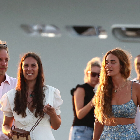 Andrea Casiraghi et sa femme Tatiana Santo Domingo se baladent main dans la main dans les rues de Saint-Tropez le 9 juillet 2020.