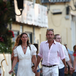 Andrea Casiraghi et sa femme Tatiana Santo Domingo se baladent main dans la main dans les rues de Saint-Tropez le 9 juillet 2020.