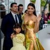 Aishwarya Rai et sa fille Aaradhya devant l'hôtel Martinez lors du 72e Festival International du Film de Cannes, le 19 mai 2019.