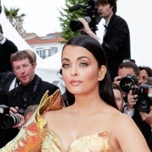 Aishwarya Rai à la montée des marches du film "A Hidden Life" au 72e Festival International du Film de Cannes, France, le 19 mai 2019.