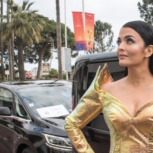 Aishwarya Rai à bord des voitures officielles du 72e Festival International du Film de Cannes, France, le 19 mai 2019.