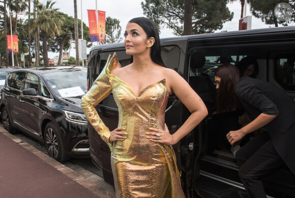 Aishwarya Rai à bord des voitures officielles du 72e Festival International du Film de Cannes, France, le 19 mai 2019.