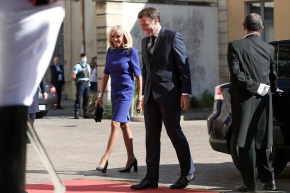 Le président français Emmanuel Macron accompagné de la première dame, Brigitte Macron, lors de son discours aux armées, à l'hôtel de Brienne, Paris, France, le 13 juillet 2020. © Stéphane Lemouton / Bestimage