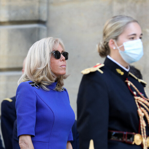 Le président français Emmanuel Macron accompagné de la première dame, Brigitte Macron, lors de son discours aux armées, à l'hôtel de Brienne, Paris, France, le 13 juillet 2020. © Stéphane Lemouton / Bestimage