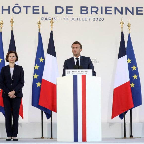 Florence PARLY, ministre des Armées et Geneviève DARRIEUSSECQ, chargée de la Mémoire et des Anciens combattants - Le président français Emmanuel Macron accompagné de la première dame, Brigitte Macron, lors de son discours aux armées, à l'hôtel de Brienne, Paris, France, le 13 juillet 2020. © Stéphane Lemouton / Bestimage