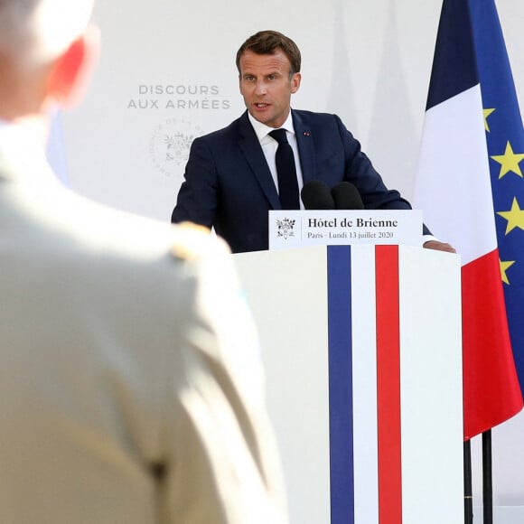 Le président français Emmanuel Macron accompagné de la première dame, Brigitte Macron, lors de son discours aux armées, à l'hôtel de Brienne, Paris, France, le 13 juillet 2020. © Stéphane Lemouton / Bestimage