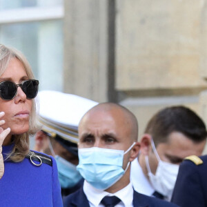 Le président français Emmanuel Macron accompagné de la première dame, Brigitte Macron, lors de son discours aux armées, à l'hôtel de Brienne, Paris, France, le 13 juillet 2020. © Stéphane Lemouton / Bestimage