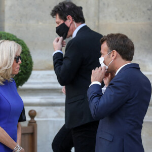 Le président français Emmanuel Macron accompagné de la première dame, Brigitte Macron, lors de son discours aux armées, à l'hôtel de Brienne, Paris, France, le 13 juillet 2020. © Stéphane Lemouton / Bestimage