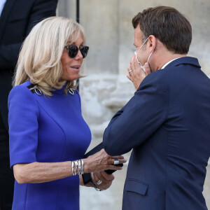 Le président français Emmanuel Macron accompagné de la première dame, Brigitte Macron, lors de son discours aux armées, à l'hôtel de Brienne, Paris, France, le 13 juillet 2020. © Stéphane Lemouton / Bestimage