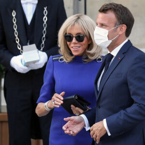 Le président français Emmanuel Macron accompagné de la première dame, Brigitte Macron, lors de son discours aux armées, à l'hôtel de Brienne, Paris, France, le 13 juillet 2020. © Stéphane Lemouton / Bestimage