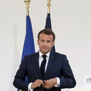 Le président français Emmanuel Macron accompagné de la première dame, Brigitte Macron, lors de son discours aux armées, à l'hôtel de Brienne, Paris, France, le 13 juillet 2020. © Stéphane Lemouton / Bestimage