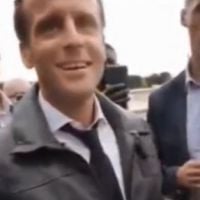 Emmanuel et Brigitte Macron chahutés pendant une balade dans Paris