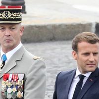 Emmanuel et Brigitte Macron chahutés pendant une balade dans Paris