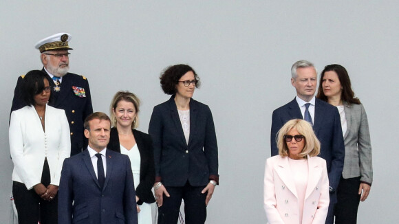 Emmanuel et Brigitte Macron chahutés pendant une balade dans Paris