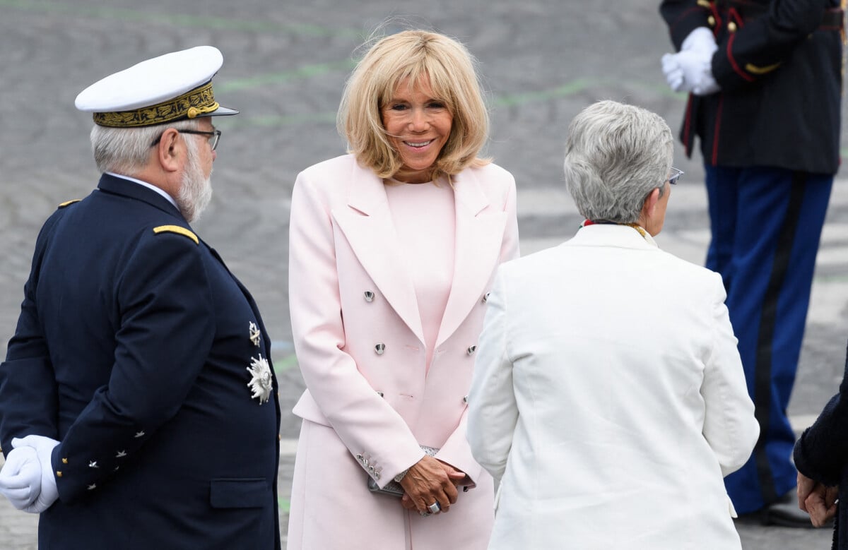 Photo : La Première Dame Brigitte Macron Lors De La Cérémonie Du 14 ...