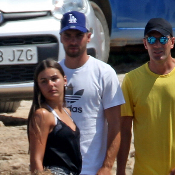 Exclusif - Zinedine Zidane, sa femme Veronique Zidane et leur enfants passent leurs vacances sur un yacht de luxe. Entre l'athlète et sa femme, On ne sait qui est le plus musclé des deux. Ils portent tous les deux un maillot de bain blanc. En fin d'après-midi ils débarquent sur une plage et font un tour en ville. Formentera, le 3 juillet 2019.