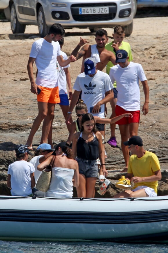 Exclusif - Zinedine Zidane, sa femme Veronique Zidane et leur enfants passent leurs vacances sur un yacht de luxe. Entre l'athlète et sa femme, On ne sait qui est le plus musclé des deux. Ils portent tous les deux un maillot de bain blanc. En fin d'après-midi ils débarquent sur une plage et font un tour en ville. Formentera, le 3 juillet 2019.