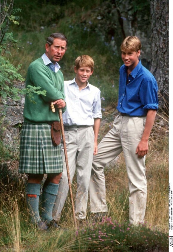 Le Prince Harry, son père le Prince Charles et son frère le Prince William 14/08/1997 -