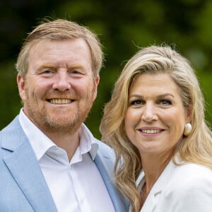 Le roi Willem-Alexander des Pays-Bas et la reine Maxima posent en amoureux pour la presse chez eux dans le parc du palais Huis ten Bosch à La Haye le 17 juillet 2020. En raison de la pandémie de coronavirus, le nombre de journalistes et photographes avait été limité.