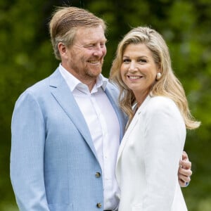 Le roi Willem-Alexander des Pays-Bas et la reine Maxima posent en amoureux pour la presse chez eux dans le parc du palais Huis ten Bosch à La Haye le 17 juillet 2020. En raison de la pandémie de coronavirus, le nombre de journalistes et photographes avait été limité.