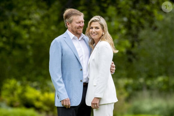 Le roi Willem-Alexander des Pays-Bas et la reine Maxima posent en amoureux pour la presse chez eux dans le parc du palais Huis ten Bosch à La Haye le 17 juillet 2020. En raison de la pandémie de coronavirus, le nombre de journalistes et photographes avait été limité.