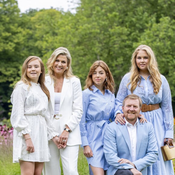 Le roi Willem-Alexander des Pays-Bas, la reine Maxima et leurs filles la princesse héritière Catharina-Amalia, la princesse Alexia et la princesse Ariane ont posé pour la presse chez eux dans le parc du palais Huis ten Bosch à La Haye le 17 juillet 2020. En raison de la pandémie de coronavirus, le nombre de journalistes et photographes avait été limité.