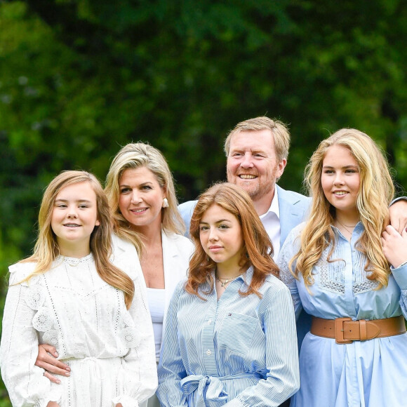 Le roi Willem-Alexander des Pays-Bas, la reine Maxima et leurs filles la princesse héritière Catharina-Amalia, la princesse Alexia et la princesse Ariane ont posé pour la presse chez eux dans le parc du palais Huis ten Bosch à La Haye le 17 juillet 2020. En raison de la pandémie de coronavirus, le nombre de journalistes et photographes avait été limité.