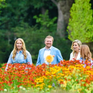 Le roi Willem-Alexander des Pays-Bas, la reine Maxima et leurs filles la princesse héritière Catharina-Amalia, la princesse Alexia et la princesse Ariane ont posé pour la presse chez eux dans le parc du palais Huis ten Bosch à La Haye le 17 juillet 2020. En raison de la pandémie de coronavirus, le nombre de journalistes et photographes avait été limité.