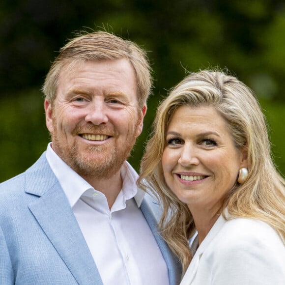 Le roi Willem-Alexander des Pays-Bas et la reine Maxima posent en amoureux pour la presse chez eux dans le parc du palais Huis ten Bosch à La Haye le 17 juillet 2020. En raison de la pandémie de coronavirus, le nombre de journalistes et photographes avait été limité.