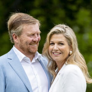 Le roi Willem-Alexander des Pays-Bas et la reine Maxima posent en amoureux pour la presse chez eux dans le parc du palais Huis ten Bosch à La Haye le 17 juillet 2020. En raison de la pandémie de coronavirus, le nombre de journalistes et photographes avait été limité.