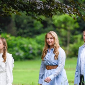 Le roi Willem-Alexander des Pays-Bas, la reine Maxima et leurs filles la princesse héritière Catharina-Amalia, la princesse Alexia et la princesse Ariane ont posé pour la presse chez eux dans le parc du palais Huis ten Bosch à La Haye le 17 juillet 2020. En raison de la pandémie de coronavirus, le nombre de journalistes et photographes avait été limité.