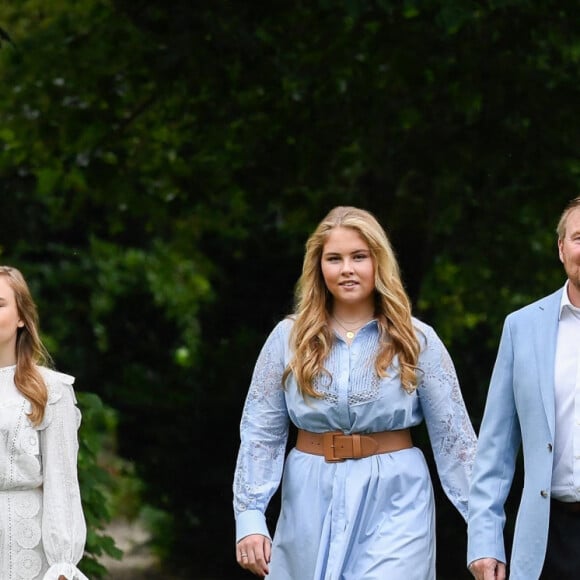 Le roi Willem-Alexander des Pays-Bas, la reine Maxima et leurs filles la princesse héritière Catharina-Amalia, la princesse Alexia et la princesse Ariane ont posé pour la presse chez eux dans le parc du palais Huis ten Bosch à La Haye le 17 juillet 2020. En raison de la pandémie de coronavirus, le nombre de journalistes et photographes avait été limité.