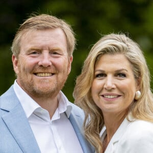 Le roi Willem-Alexander des Pays-Bas et la reine Maxima posent en amoureux pour la presse chez eux dans le parc du palais Huis ten Bosch à La Haye le 17 juillet 2020. En raison de la pandémie de coronavirus, le nombre de journalistes et photographes avait été limité.