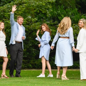 Le roi Willem-Alexander des Pays-Bas, la reine Maxima et leurs filles la princesse héritière Catharina-Amalia, la princesse Alexia et la princesse Ariane ont posé pour la presse chez eux dans le parc du palais Huis ten Bosch à La Haye le 17 juillet 2020. En raison de la pandémie de coronavirus, le nombre de journalistes et photographes avait été limité.