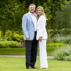 Le roi Willem-Alexander des Pays-Bas et la reine Maxima posent en amoureux pour la presse chez eux dans le parc du palais Huis ten Bosch à La Haye le 17 juillet 2020. En raison de la pandémie de coronavirus, le nombre de journalistes et photographes avait été limité.