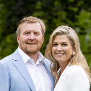 Le roi Willem-Alexander des Pays-Bas et la reine Maxima posent en amoureux pour la presse chez eux dans le parc du palais Huis ten Bosch à La Haye le 17 juillet 2020. En raison de la pandémie de coronavirus, le nombre de journalistes et photographes avait été limité.
