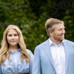 Le roi Willem-Alexander des Pays-Bas, la reine Maxima et leurs filles la princesse héritière Catharina-Amalia, la princesse Alexia et la princesse Ariane ont posé pour la presse chez eux dans le parc du palais Huis ten Bosch à La Haye le 17 juillet 2020. En raison de la pandémie de coronavirus, le nombre de journalistes et photographes avait été limité.