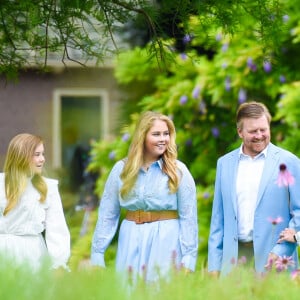 Le roi Willem-Alexander des Pays-Bas, la reine Maxima et leurs filles la princesse héritière Catharina-Amalia, la princesse Alexia et la princesse Ariane ont posé pour la presse chez eux dans le parc du palais Huis ten Bosch à La Haye le 17 juillet 2020. En raison de la pandémie de coronavirus, le nombre de journalistes et photographes avait été limité.