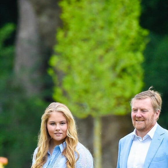 Le roi Willem-Alexander des Pays-Bas, la reine Maxima et leurs filles la princesse héritière Catharina-Amalia, la princesse Alexia et la princesse Ariane ont posé pour la presse chez eux dans le parc du palais Huis ten Bosch à La Haye le 17 juillet 2020. En raison de la pandémie de coronavirus, le nombre de journalistes et photographes avait été limité.