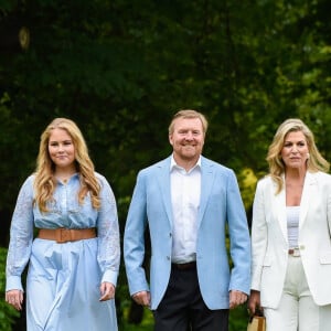 Le roi Willem-Alexander des Pays-Bas, la reine Maxima et leurs filles la princesse héritière Catharina-Amalia, la princesse Alexia et la princesse Ariane ont posé pour la presse chez eux dans le parc du palais Huis ten Bosch à La Haye le 17 juillet 2020. En raison de la pandémie de coronavirus, le nombre de journalistes et photographes avait été limité.