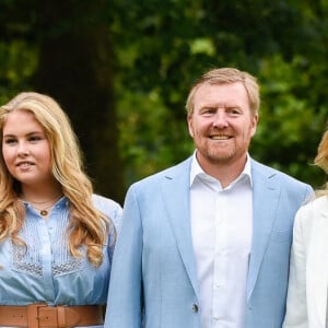 Le roi Willem-Alexander des Pays-Bas, la reine Maxima et leurs filles la princesse héritière Catharina-Amalia, la princesse Alexia et la princesse Ariane ont posé pour la presse chez eux dans le parc du palais Huis ten Bosch à La Haye le 17 juillet 2020. En raison de la pandémie de coronavirus, le nombre de journalistes et photographes avait été limité.