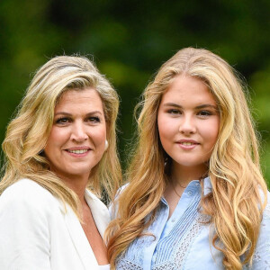 La reine Maxima des Pays-Bas et sa fille aînée la princesse héritière Catharina-Amalia posant pour la presse dans le parc du palais Huis ten Bosch à La Haye le 17 juillet 2020. En raison de la pandémie de coronavirus, le nombre de journalistes et photographes avait été limité.